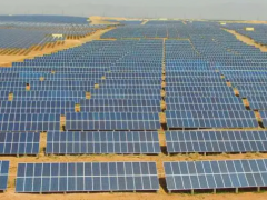 中国沙漠面积130万平方公里，为什么不铺上太阳能板供国人用电？